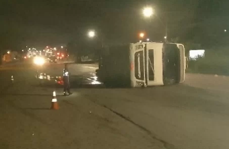 motorista foge na br-354 após tombar carreta