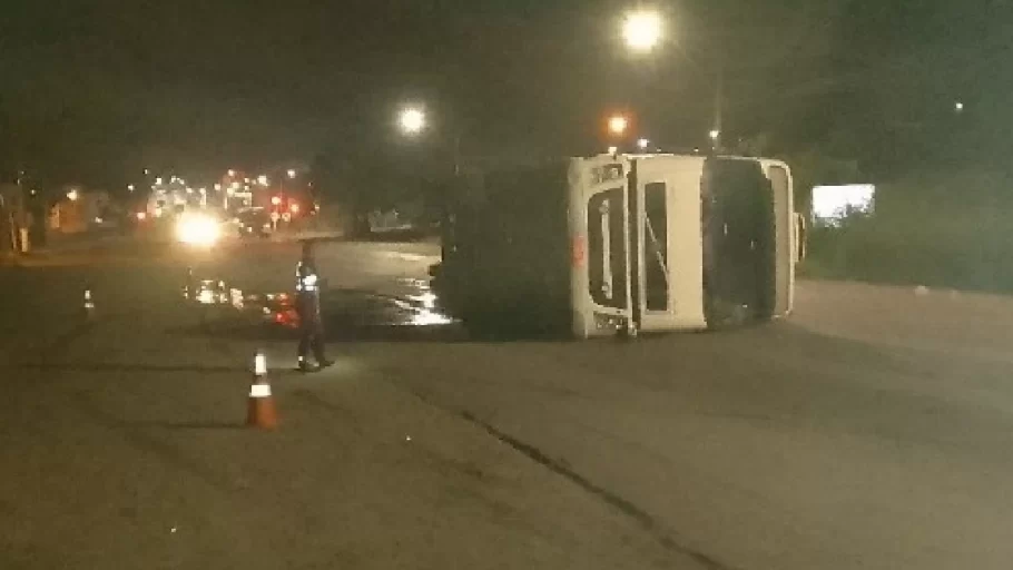 motorista foge na br-354 após tombar carreta