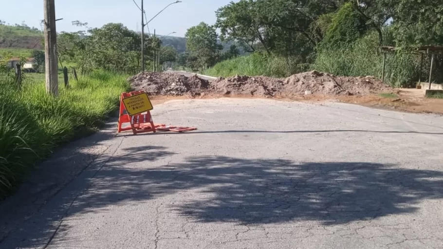 obras da magalhães pinto paradas