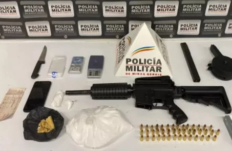 Polícia Militar prende submetralhadora e drogas, em Divinópolis.(FOTO: Reprodução PMMG)