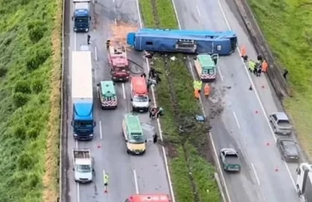 acidente com ônibus na br-381