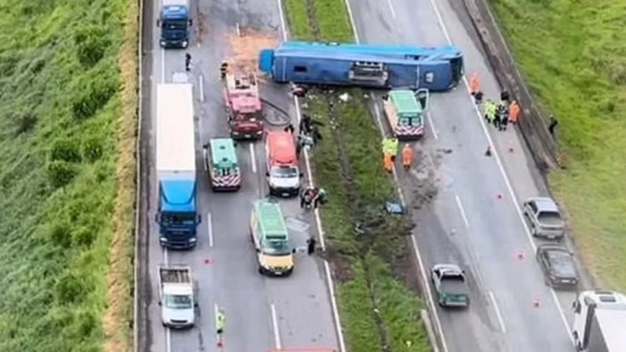 acidente com ônibus na br-381