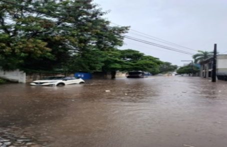 Enxurrada, inundação e queda de árvores foram registrados durante chuva em Divinópolis. (FOTO: DIVULGAÇÃO CORPO DE BOMBEIROS)