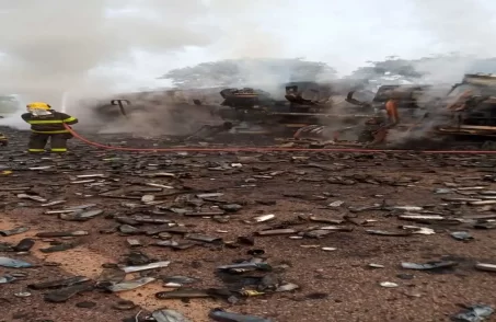 Mulher morre carbonizada em acidente com carreta de inseticida na Fernão Dias.(FOTO: Reprodução Corpo de Bombeiros)