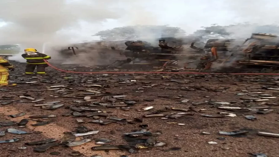 Mulher morre carbonizada em acidente com carreta de inseticida na Fernão Dias.(FOTO: Reprodução Corpo de Bombeiros)