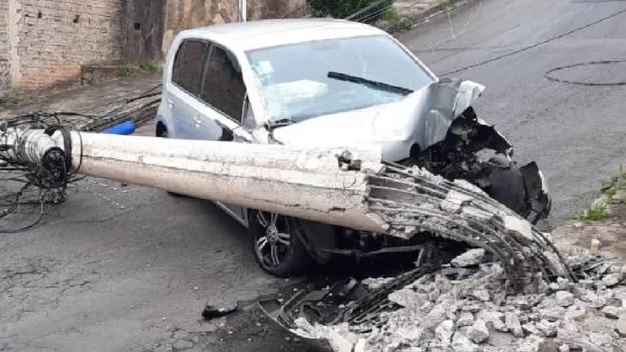 queda de cabos da rede elétrica sobre carros