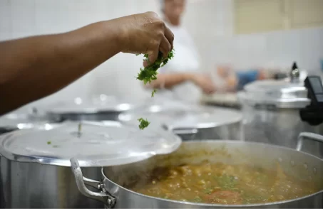 restaurante será indenizado por cobranças indevidas em divinópolis