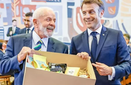 Presidente Lula presenteia Macron com renomado queijo mineiro