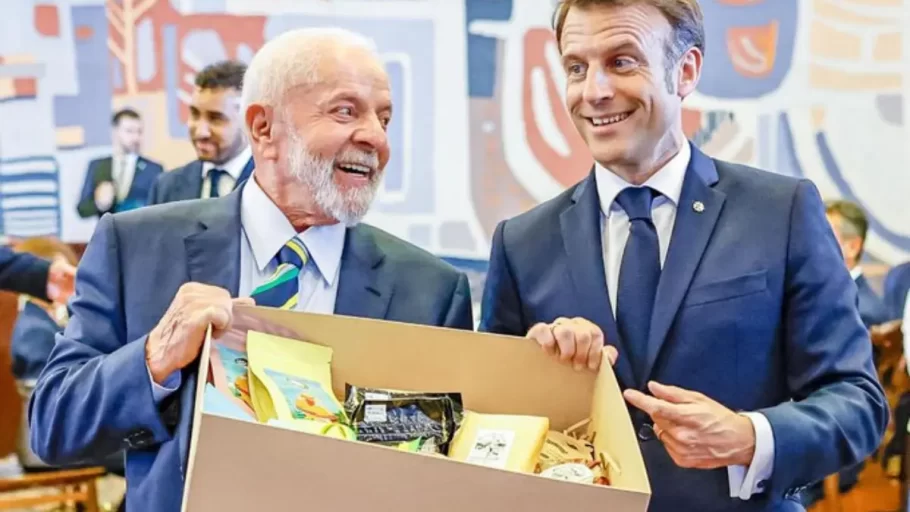 Presidente Lula presenteia Macron com renomado queijo mineiro