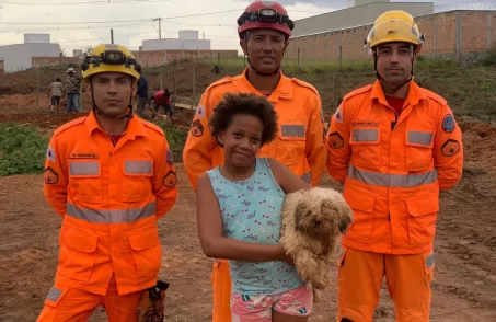 Bombeiros resgatam cachorro em buraco de 8 metros em Lagoa da Prata