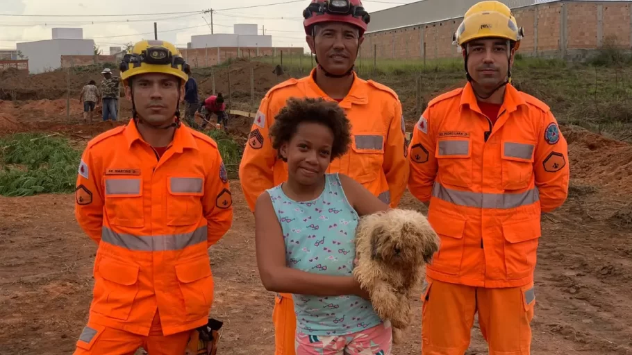 Bombeiros resgatam cachorro em buraco de 8 metros em Lagoa da Prata