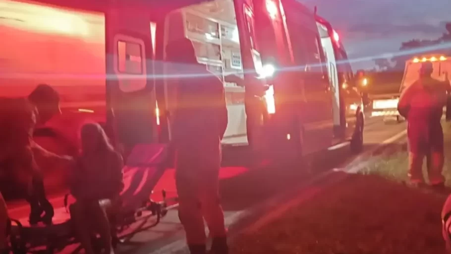 Três pessoas ficam feridas em capotamento na MG-050