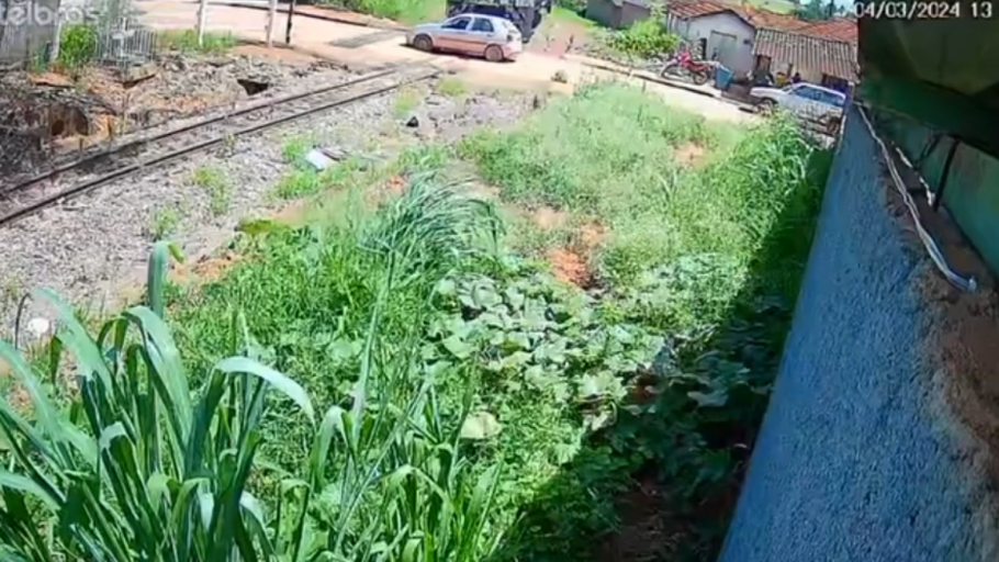 VÍDEO: Carro e arrastado por trem em Bambuí. (VIDEO/FOTO: REPRODUÇÃO REDES SOCIAIS)