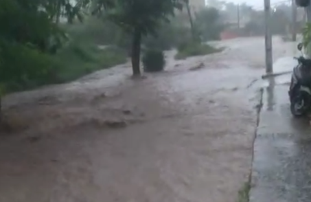 Córrego transborda e ruas alagam com chuva em Divinópolis. (FOTO: Reprodução Redes Sociais)