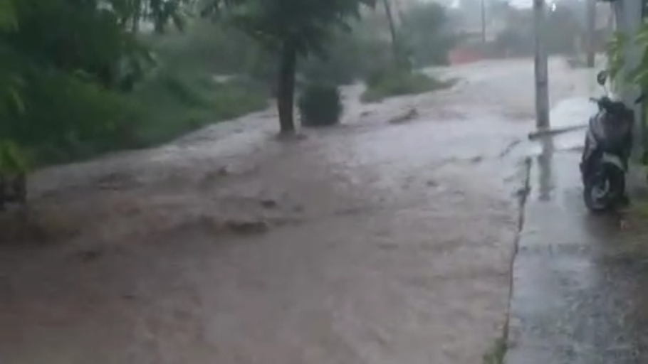 Córrego transborda e ruas alagam com chuva em Divinópolis. (FOTO: Reprodução Redes Sociais)