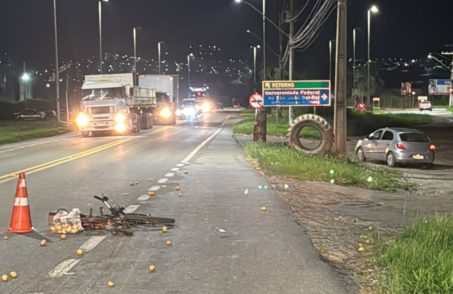 Acidente aconteceu na BR-494 em Divinópolis; O homem andava cambaleando, com falas desconexas e se recusou a fazer o teste do bafômetro.(FOTO: REPRODUÇÃO POLÍCIA MILITAR RODOVIÁRIA)