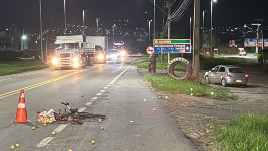 Acidente aconteceu na BR-494 em Divinópolis; O homem andava cambaleando, com falas desconexas e se recusou a fazer o teste do bafômetro.(FOTO: REPRODUÇÃO POLÍCIA MILITAR RODOVIÁRIA)