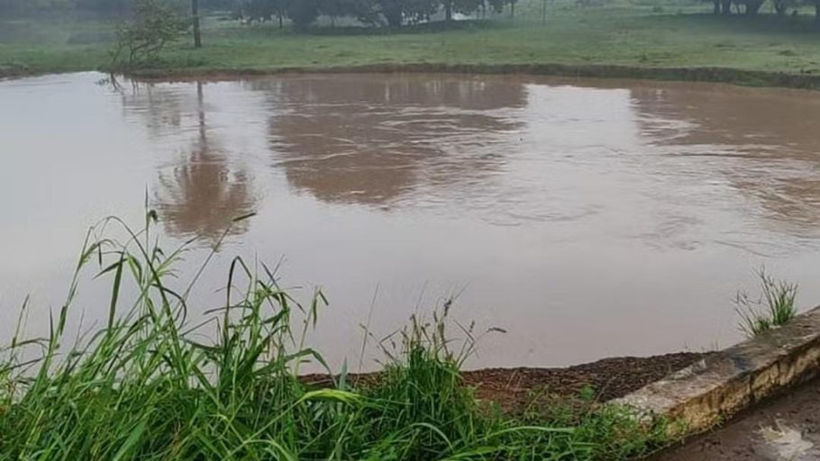 Motorista cai com carro em ribeirão e morre afogado na zona rural de Itaúna. (FOTO: Divulgação Corpo de Bombeiros)