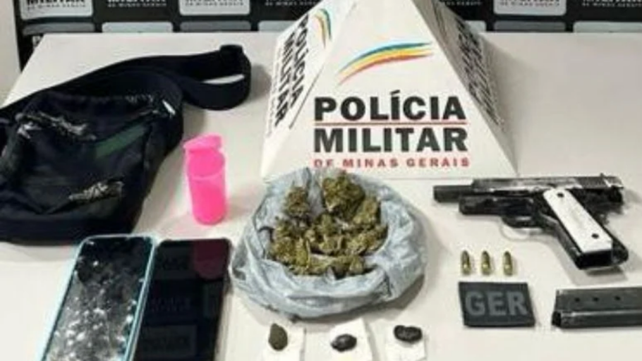 Dois homens foram presos por tráfico de drogas em Nova Serrana após perseguição policial. (FOTO: Divulgação PMMG)