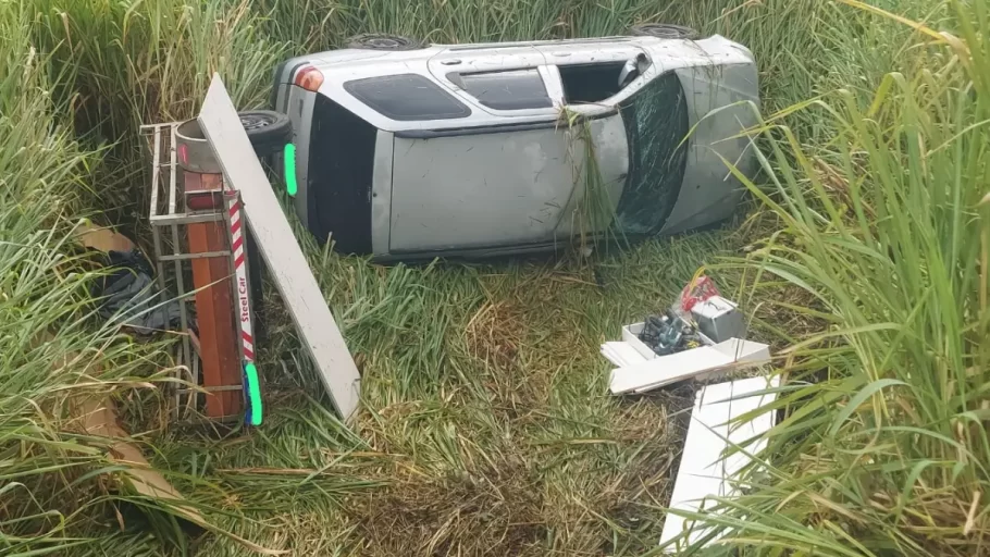 Veículo cai em abismo após ser fechado por carreta, em Formiga