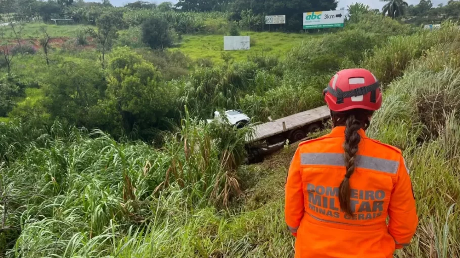 Carreta carregada de cal tomba na BR 354, em Formiga