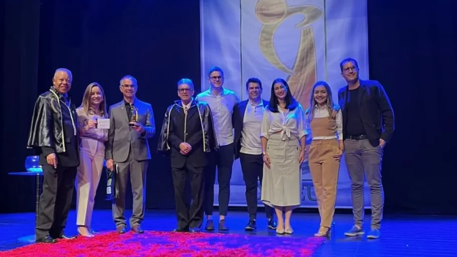 Avivar Alimentos recebe reconhecimento da Academia Divinopolitana com o Troféu Orfeu