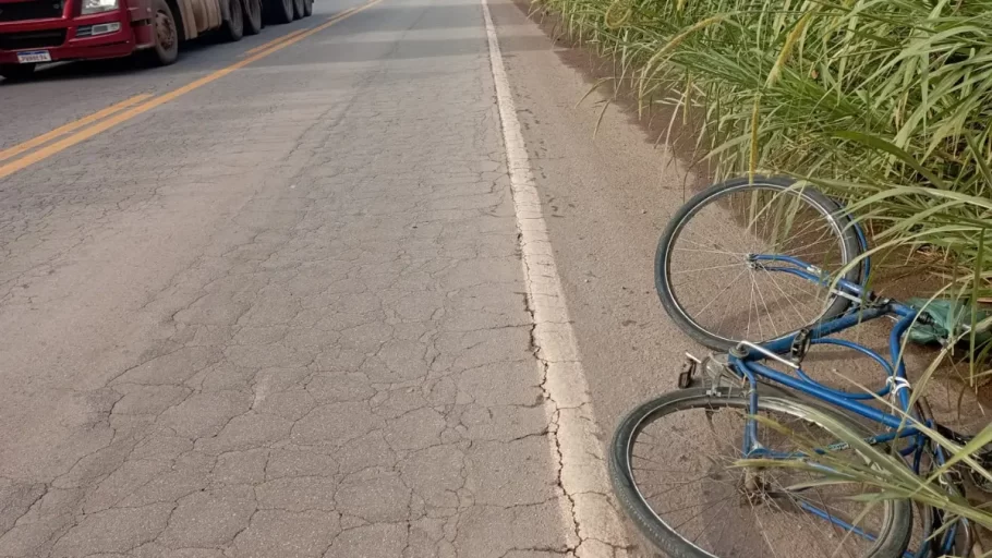 Ciclista morre atropelado por ônibus na MG-431 em Itaúna