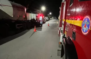 Carro bate em carreta estacionada e motorista fica ferido em Formiga