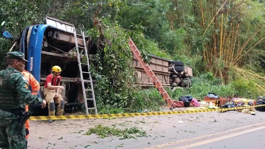 acidente de ônibus na mg-120 no vale do jequitinhonha