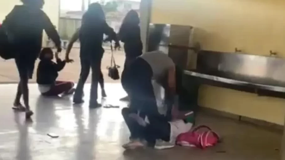 Briga entre estudantes em escola de Itaúna