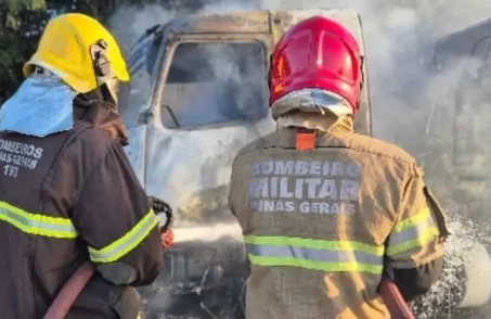 Incêndio em carreta interdita BR 262 em Bom Despacho