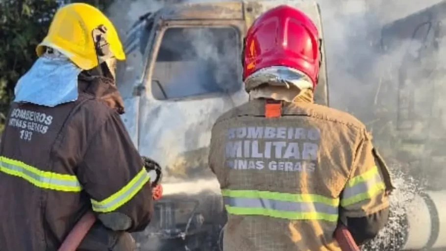 Incêndio em carreta interdita BR 262 em Bom Despacho