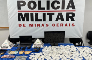 Dois suspeitos foram presos por tráfico de drogas em Formiga. (FOTO: Divulgação PMMG)