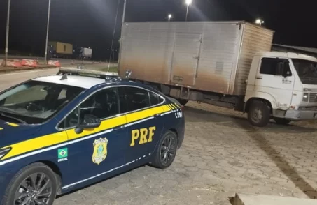 polícia recupera caminhão em oliveira
