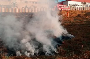 Bombeiros combatem incêndio em lote vago em Nova Serrana