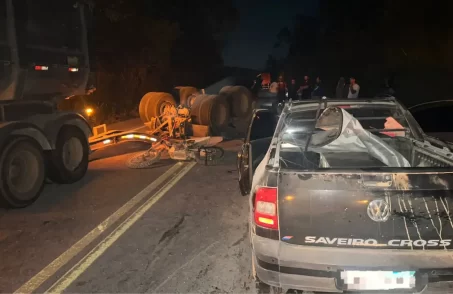 Acidente entre caminhão e carreta na BR-354 em Formiga