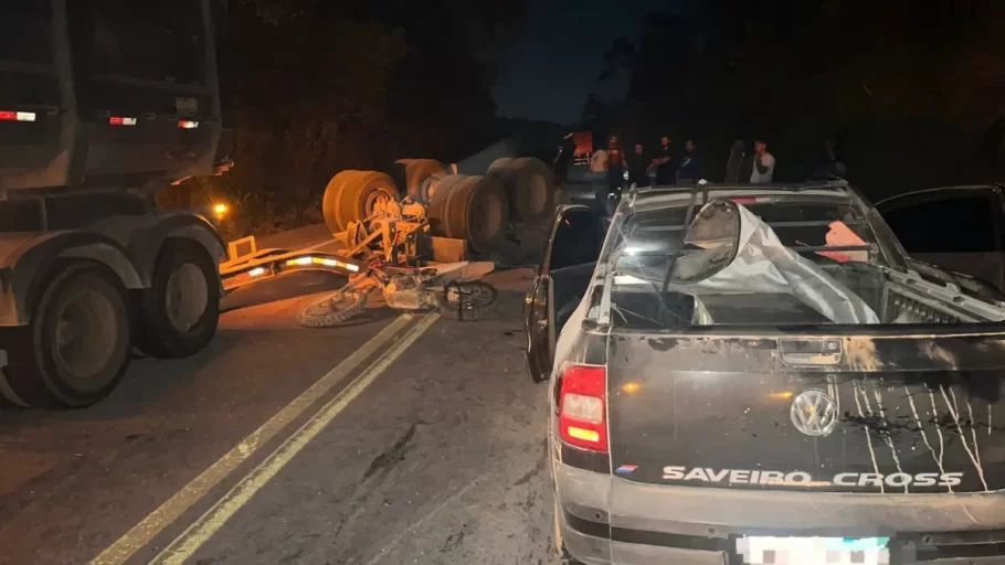 Acidente entre caminhão e carreta na BR-354 em Formiga