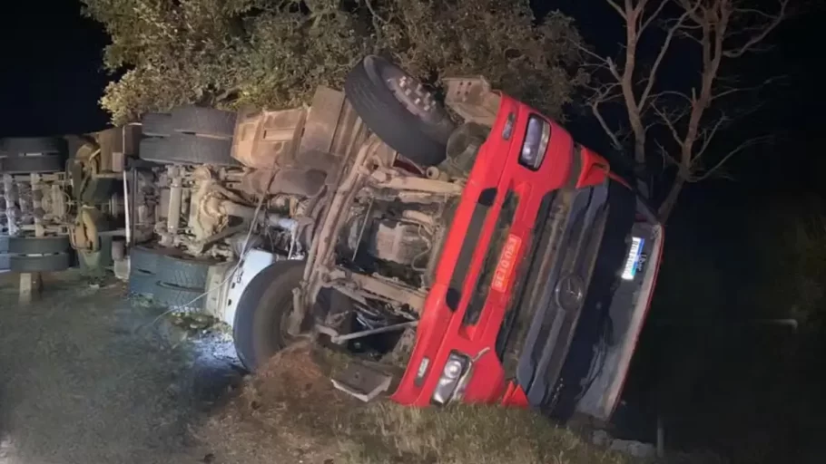 Motorista perde controle da carreta e morre na MG-050, em Pimenta.