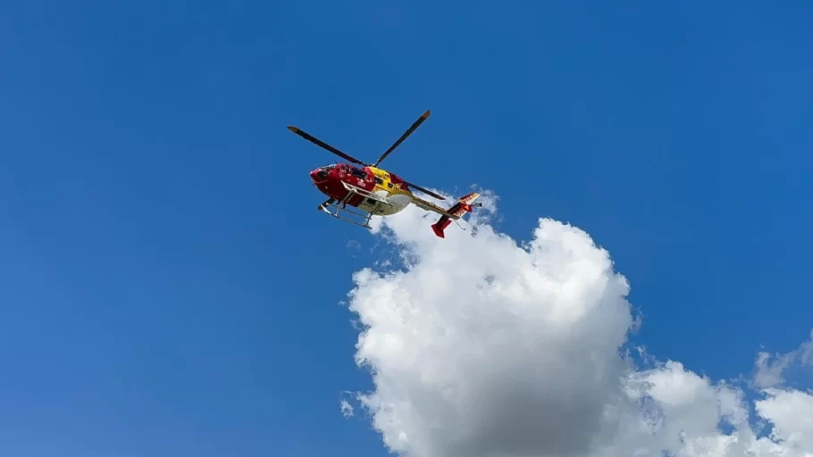 ciclista transferido de helicóptero de pará de minas para divinópolis após acidente