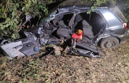Carreta bateu na lateral no carro; Acidente aconteceu perto da comunidade do Choro, na BR-494. (FOTO: Divulgação Polícia Militar Rodoviária)