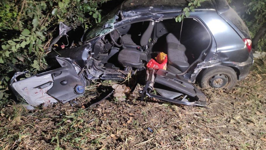 Carreta bateu na lateral no carro; Acidente aconteceu perto da comunidade do Choro, na BR-494. (FOTO: Divulgação Polícia Militar Rodoviária)