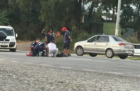 Acidente entre kombi e bicicleta deixa dois feridos na BR-494 em Divinópolis