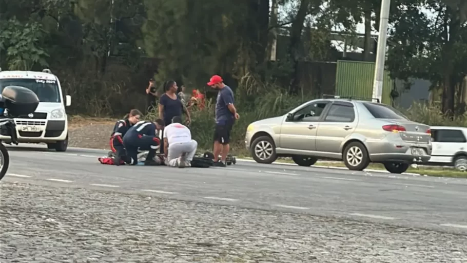 Acidente entre kombi e bicicleta deixa dois feridos na BR-494 em Divinópolis