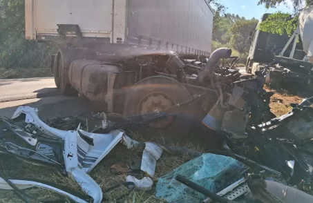 Acidente com três veículos de carga deixa motorista ferido em Bom Despacho