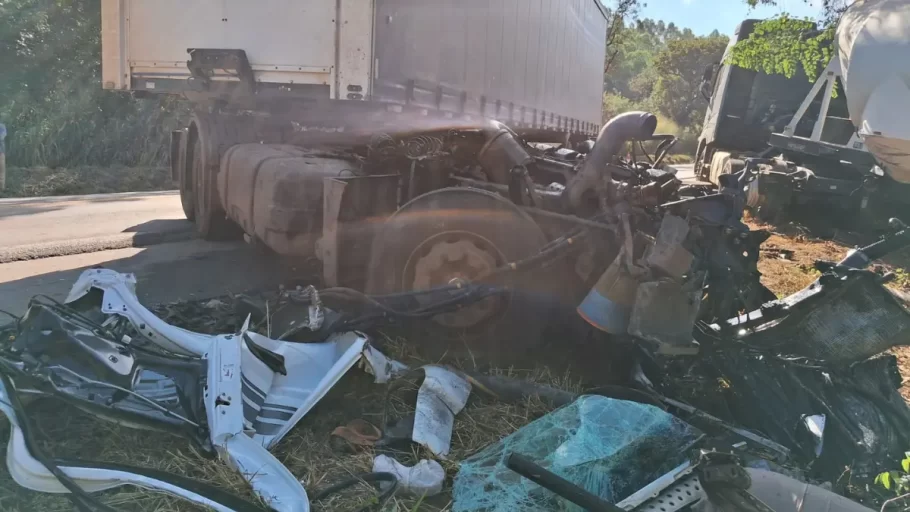 Acidente com três veículos de carga deixa motorista ferido em Bom Despacho