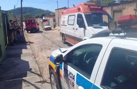 Moto bate em lixeira e deixa dois em estado grave.(FOTO: Divulgação Corpo de Bombeiros)