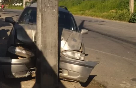 Mulher fica ferida após bater carro em poste em Divinópolis