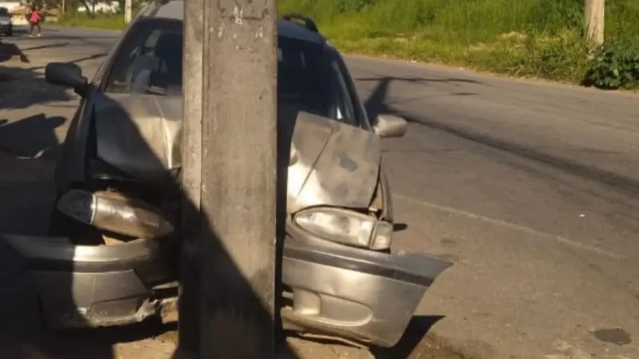 Mulher fica ferida após bater carro em poste em Divinópolis