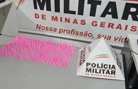 Casal é preso com 200 pinos de cocaína na BR 354 em Arcos