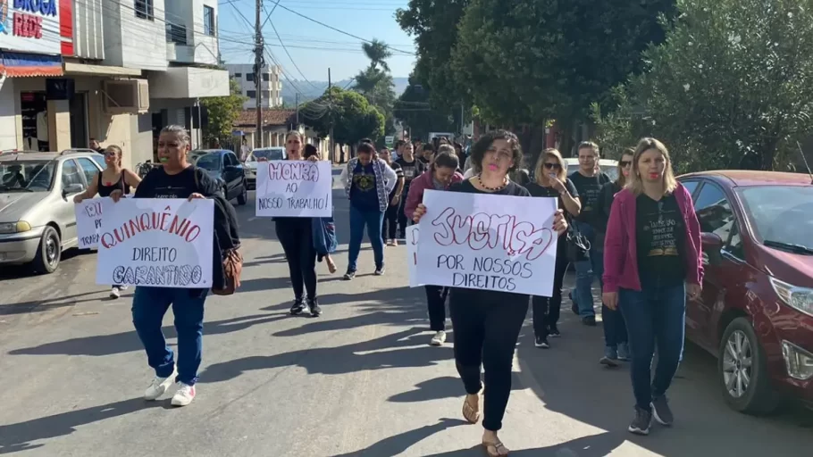 Servidores Municipais de São Sebastião do Oeste protestam pelo descongelamento da progressão de carreira